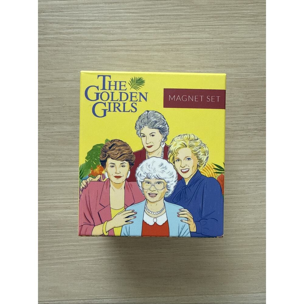 THE GOLDEN GIRLS Magnet Set (25 Magnets, 32 Page Mini Book, Backdrop) Open Box